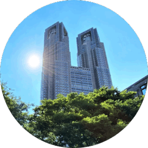 大きなビルは、暑い夏の空調管理が大変